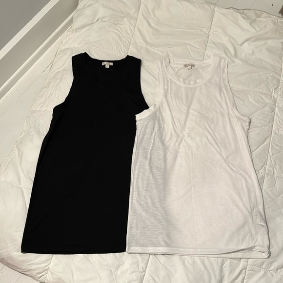 2- GAP size M tank tops - Picture 1 of 7